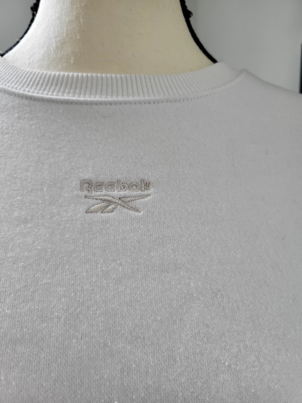 3/$30 Reebok White Embroidered Logo Crewneck Crop Top Sweatshirt